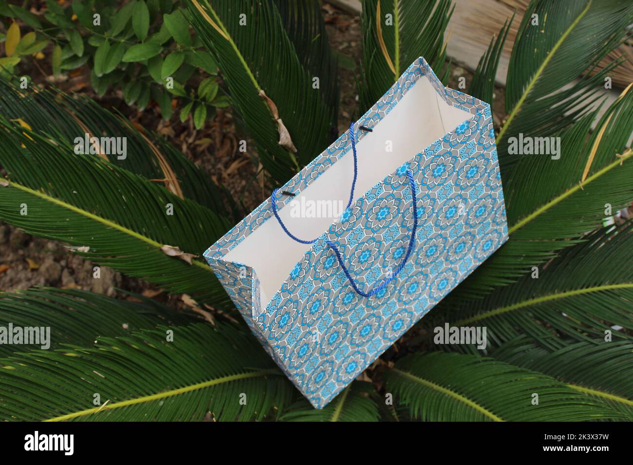 Bunte Papier Einkaufstaschen sind isoliert auf einem grünen natürlichen Hintergrund. Keine Plastiktüten nur umweltfreundliche Taschen. Stockfoto