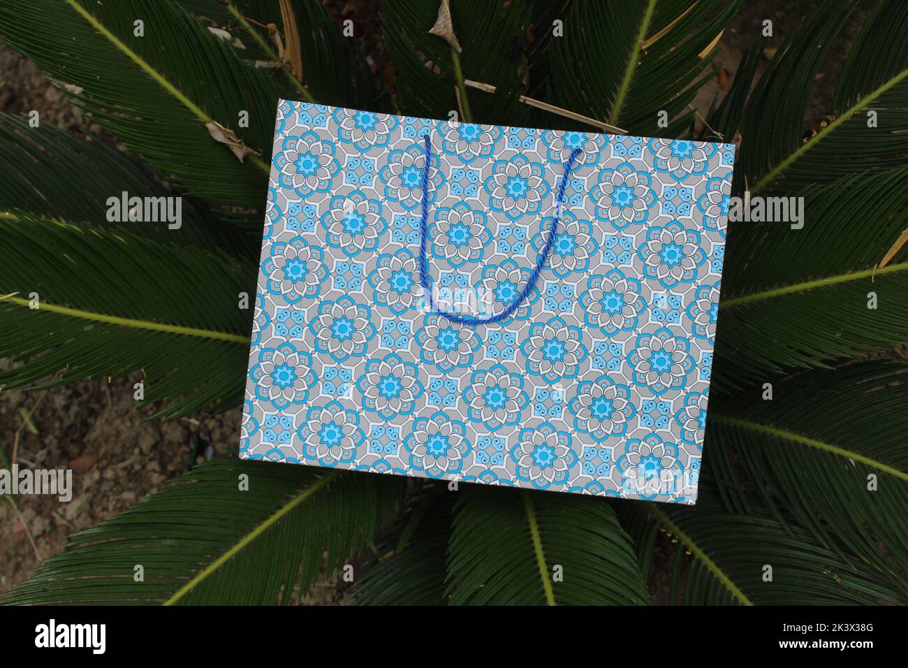 Bunte Papier Einkaufstaschen sind isoliert auf einem grünen natürlichen Hintergrund. Keine Plastiktüten nur umweltfreundliche Taschen. Stockfoto