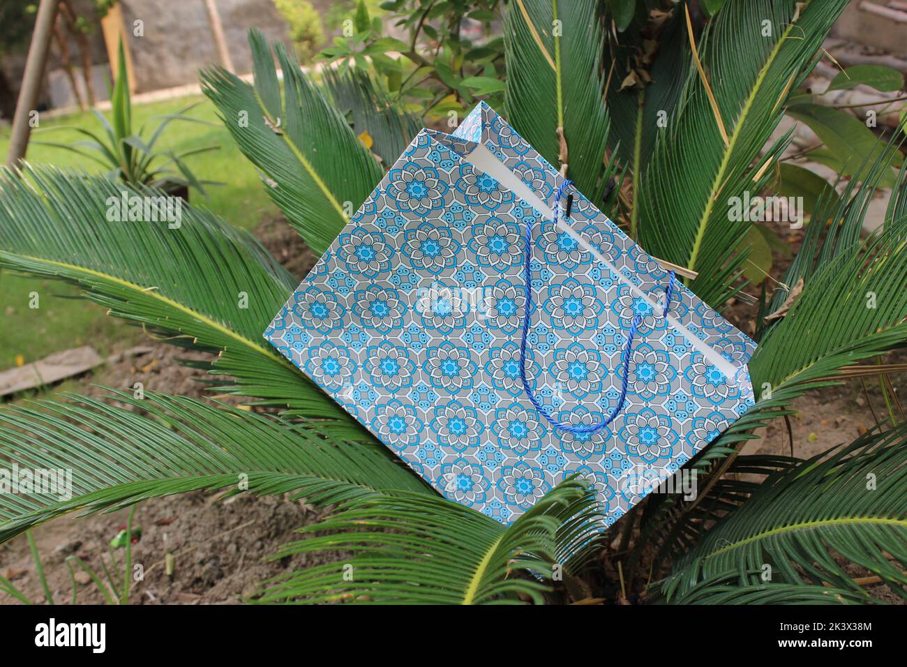 Bunte Papier Einkaufstaschen sind isoliert auf einem grünen natürlichen Hintergrund. Keine Plastiktüten nur umweltfreundliche Taschen. Stockfoto