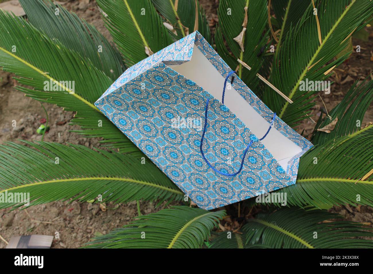 Bunte Papier Einkaufstaschen sind isoliert auf einem grünen natürlichen Hintergrund. Keine Plastiktüten nur umweltfreundliche Taschen. Stockfoto