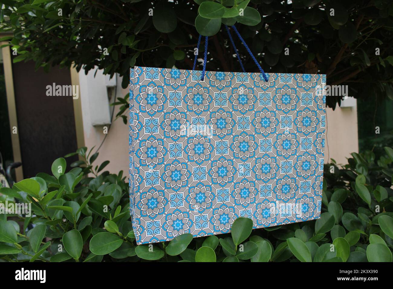 Bunte Papier Einkaufstaschen sind isoliert auf einem grünen natürlichen Hintergrund. Keine Plastiktüten nur umweltfreundliche Taschen. Stockfoto