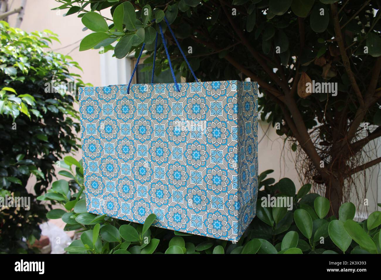 Bunte Papier Einkaufstaschen sind isoliert auf einem grünen natürlichen Hintergrund. Keine Plastiktüten nur umweltfreundliche Taschen. Stockfoto