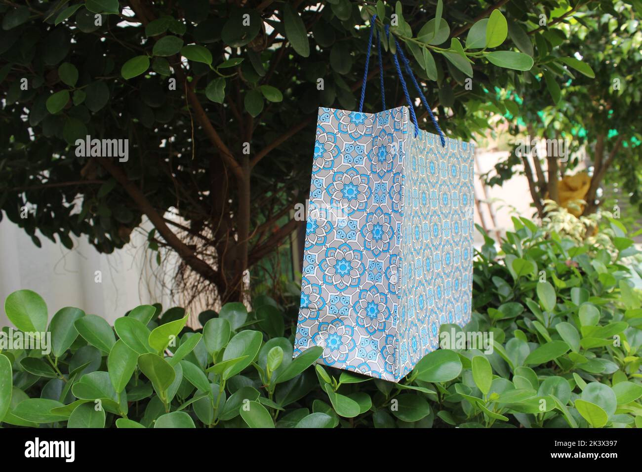 Bunte Papier Einkaufstaschen sind isoliert auf einem grünen natürlichen Hintergrund. Keine Plastiktüten nur umweltfreundliche Taschen. Stockfoto