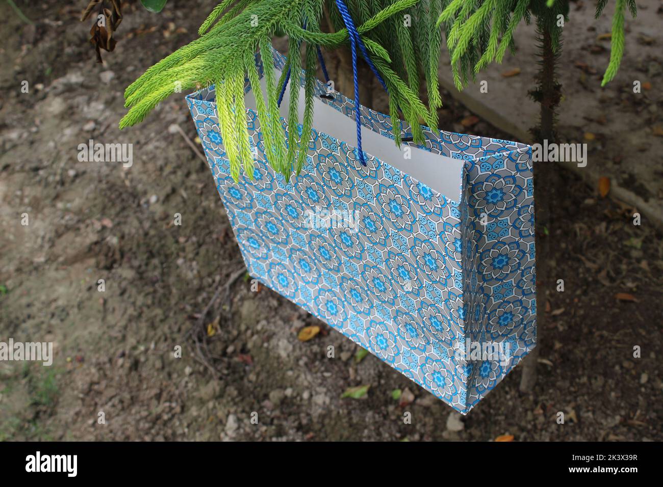 Bunte Papier Einkaufstaschen sind isoliert auf einem grünen natürlichen Hintergrund. Keine Plastiktüten nur umweltfreundliche Taschen. Stockfoto