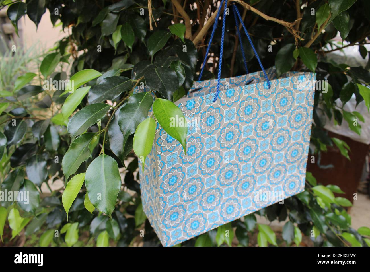 Bunte Papier Einkaufstaschen sind isoliert auf einem grünen natürlichen Hintergrund. Keine Plastiktüten nur umweltfreundliche Taschen. Stockfoto