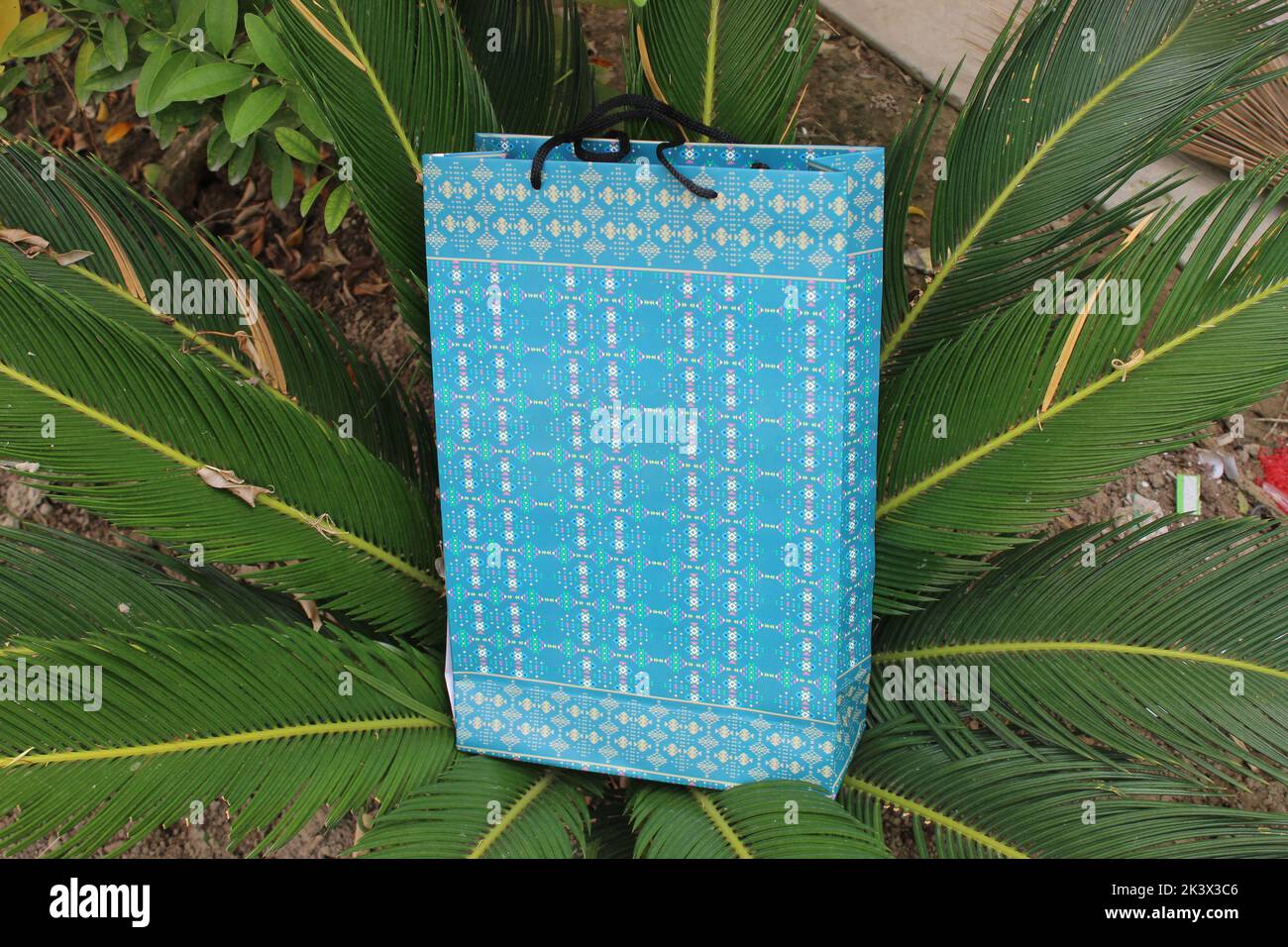 Bunte Papier Einkaufstaschen sind isoliert auf einem grünen natürlichen Hintergrund. Keine Plastiktüten nur umweltfreundliche Taschen. Stockfoto