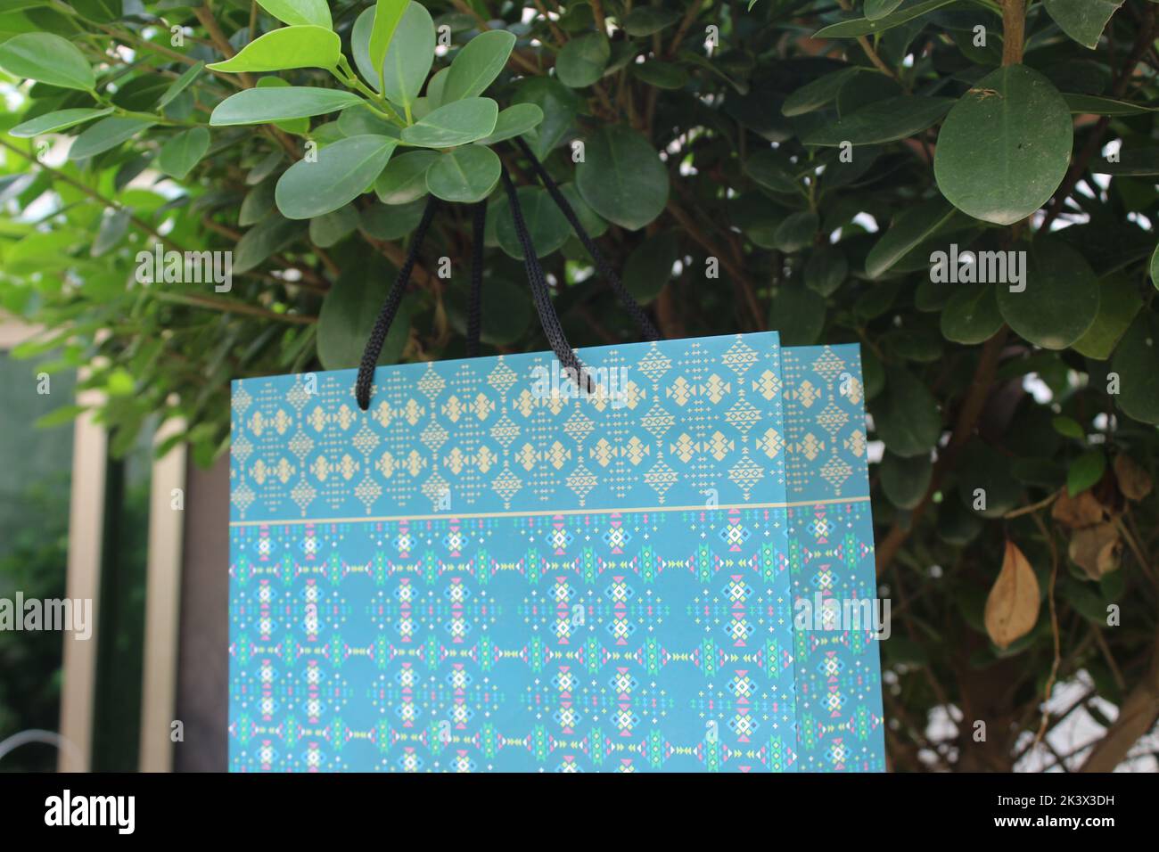 Bunte Papier Einkaufstaschen sind isoliert auf einem grünen natürlichen Hintergrund. Keine Plastiktüten nur umweltfreundliche Taschen. Stockfoto