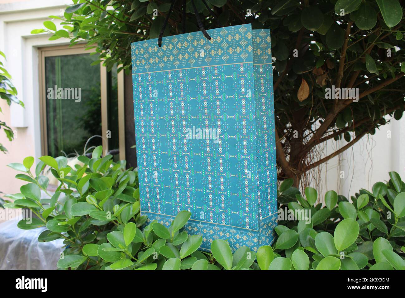 Bunte Papier Einkaufstaschen sind isoliert auf einem grünen natürlichen Hintergrund. Keine Plastiktüten nur umweltfreundliche Taschen. Stockfoto