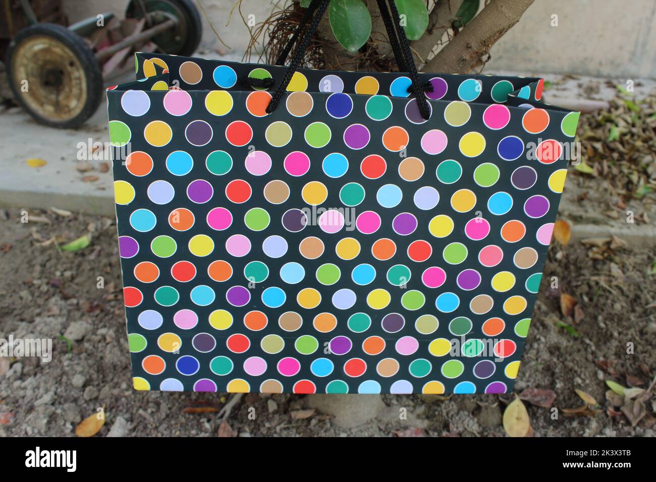 Bunte Papier Einkaufstaschen sind isoliert auf einem grünen natürlichen Hintergrund. Keine Plastiktüten nur umweltfreundliche Taschen. Stockfoto