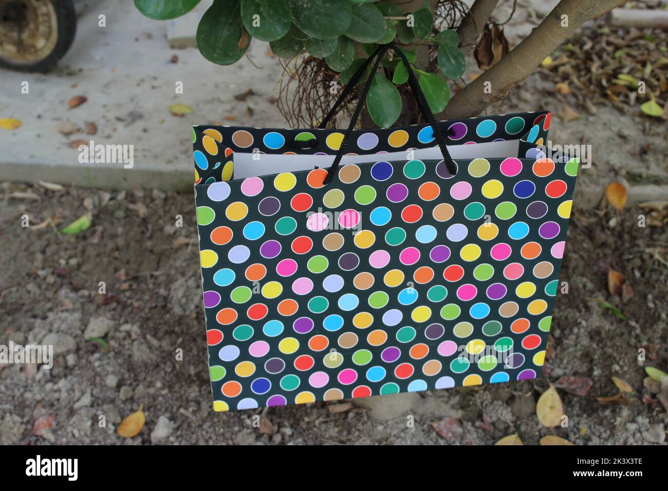 Bunte Papier Einkaufstaschen sind isoliert auf einem grünen natürlichen Hintergrund. Keine Plastiktüten nur umweltfreundliche Taschen. Stockfoto