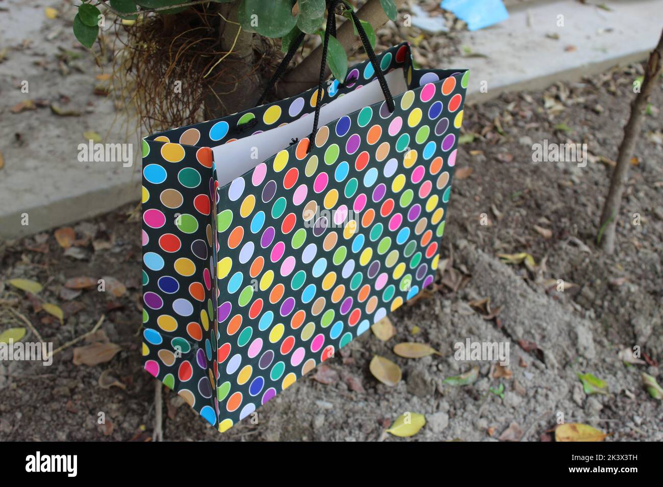 Bunte Papier Einkaufstaschen sind isoliert auf einem grünen natürlichen Hintergrund. Keine Plastiktüten nur umweltfreundliche Taschen. Stockfoto