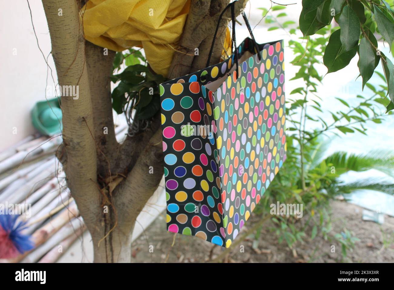 Bunte Papier Einkaufstaschen sind isoliert auf einem grünen natürlichen Hintergrund. Keine Plastiktüten nur umweltfreundliche Taschen. Stockfoto