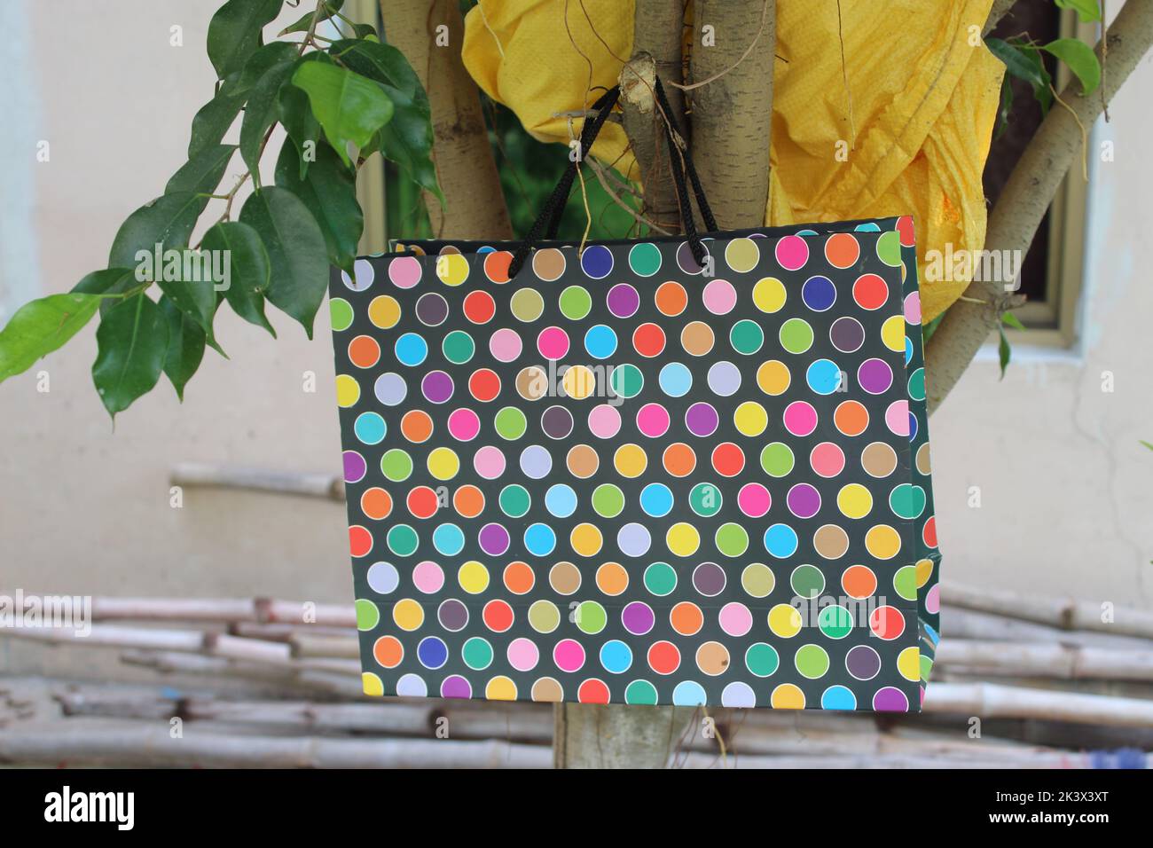Bunte Papier Einkaufstaschen sind isoliert auf einem grünen natürlichen Hintergrund. Keine Plastiktüten nur umweltfreundliche Taschen. Stockfoto