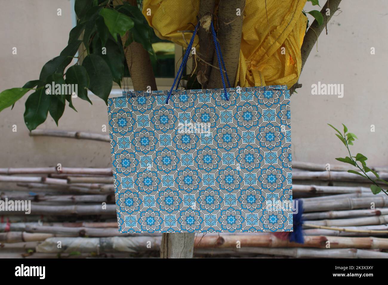 Bunte Papier Einkaufstaschen sind isoliert auf einem grünen natürlichen Hintergrund. Keine Plastiktüten nur umweltfreundliche Taschen. Stockfoto