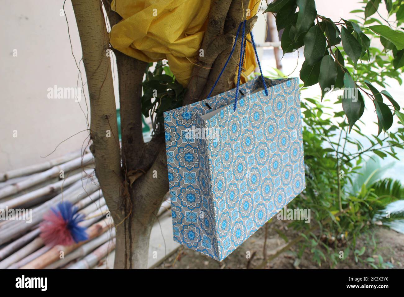 Bunte Papier Einkaufstaschen sind isoliert auf einem grünen natürlichen Hintergrund. Keine Plastiktüten nur umweltfreundliche Taschen. Stockfoto