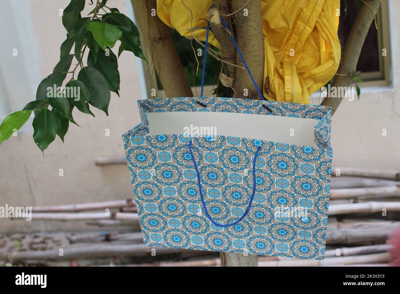Bunte Papier Einkaufstaschen sind isoliert auf einem grünen natürlichen Hintergrund. Keine Plastiktüten nur umweltfreundliche Taschen. Stockfoto