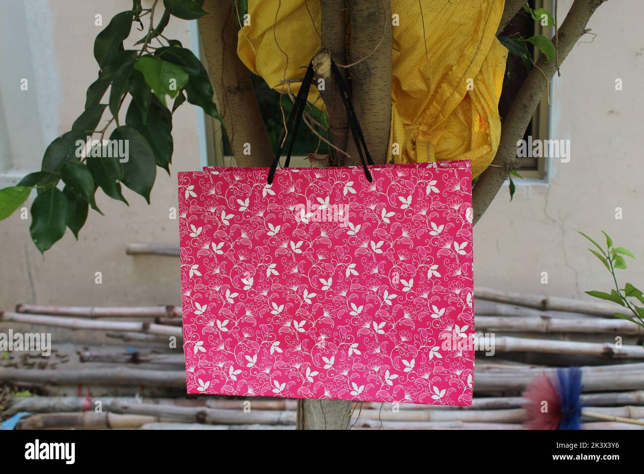 Bunte Papier Einkaufstaschen sind isoliert auf einem grünen natürlichen Hintergrund. Keine Plastiktüten nur umweltfreundliche Taschen. Stockfoto