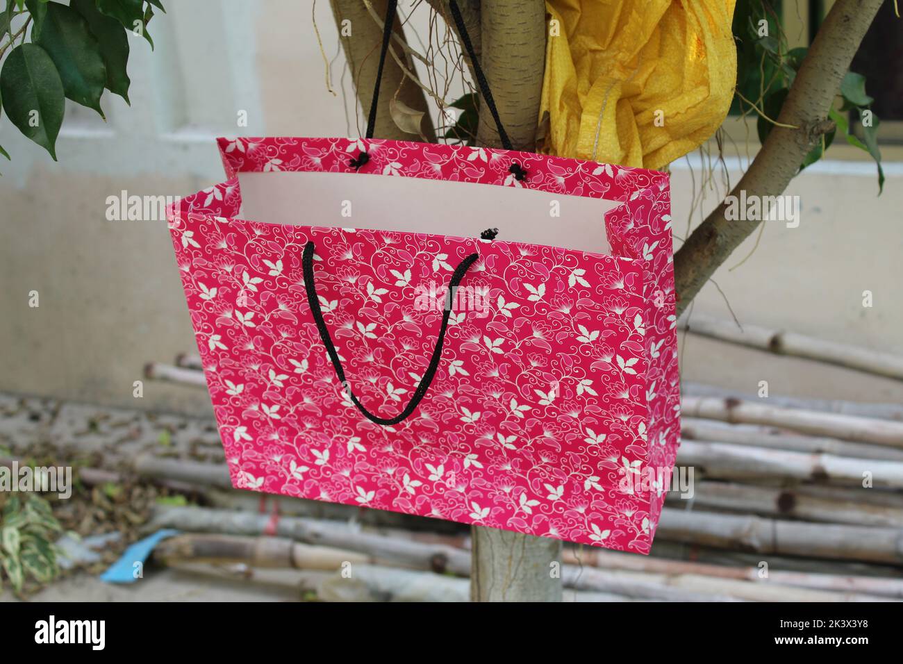 Bunte Papier Einkaufstaschen sind isoliert auf einem grünen natürlichen Hintergrund. Keine Plastiktüten nur umweltfreundliche Taschen. Stockfoto