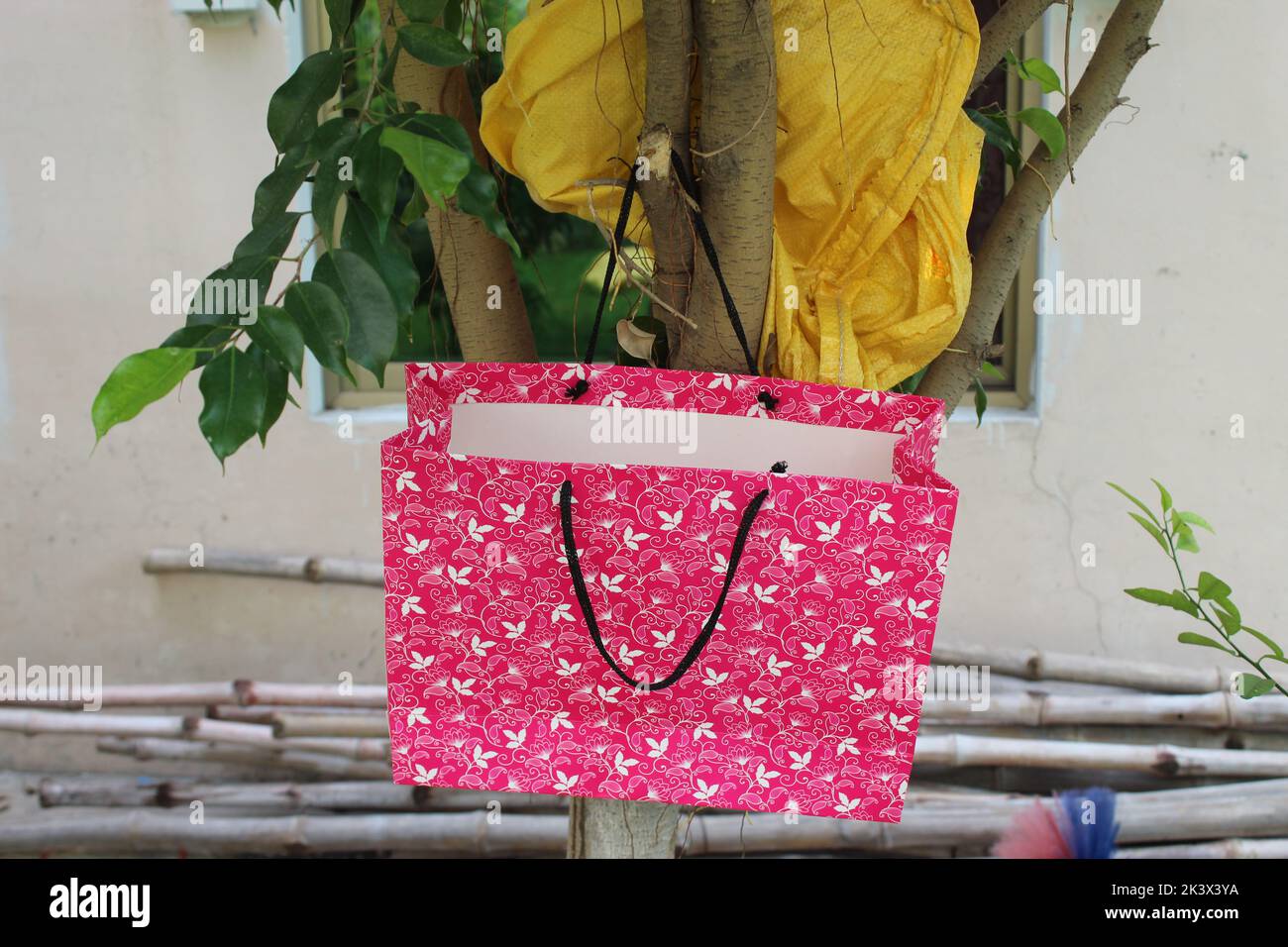 Bunte Papier Einkaufstaschen sind isoliert auf einem grünen natürlichen Hintergrund. Keine Plastiktüten nur umweltfreundliche Taschen. Stockfoto