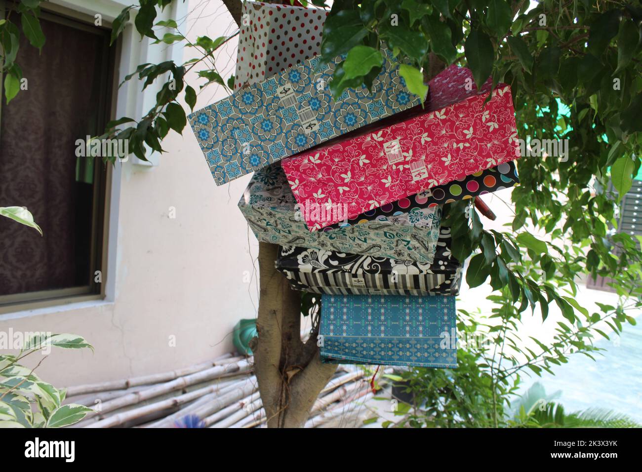 Bunte Papier Einkaufstaschen sind isoliert auf einem grünen natürlichen Hintergrund. Keine Plastiktüten nur umweltfreundliche Taschen. Stockfoto