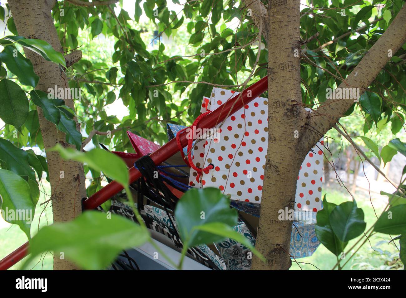 Bunte Papier Einkaufstaschen sind isoliert auf einem grünen natürlichen Hintergrund. Keine Plastiktüten nur umweltfreundliche Taschen. Stockfoto