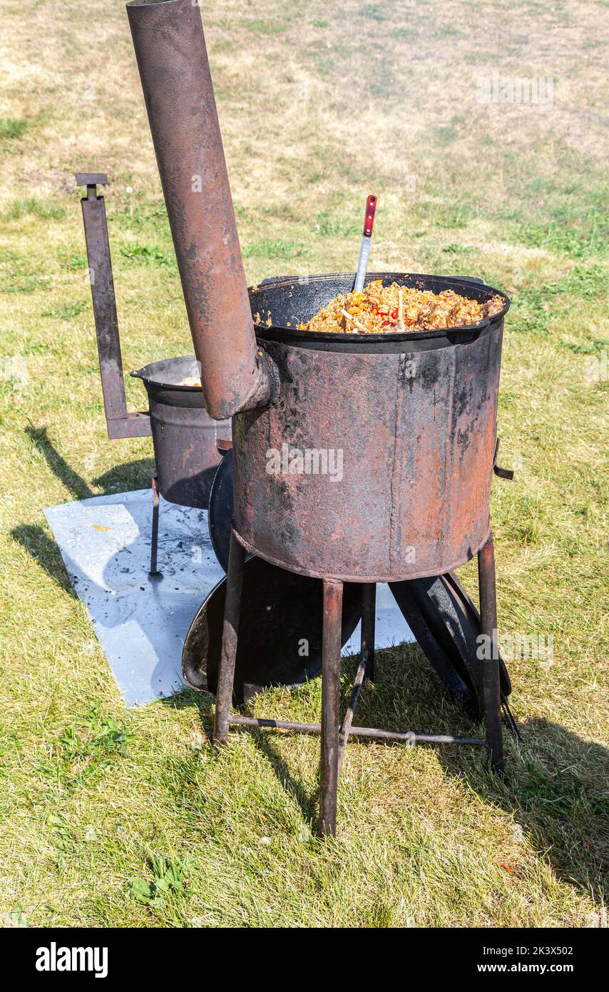 Kochen traditioneller Usbekischer Pilaw in einem großen Kessel im Freien Stockfoto