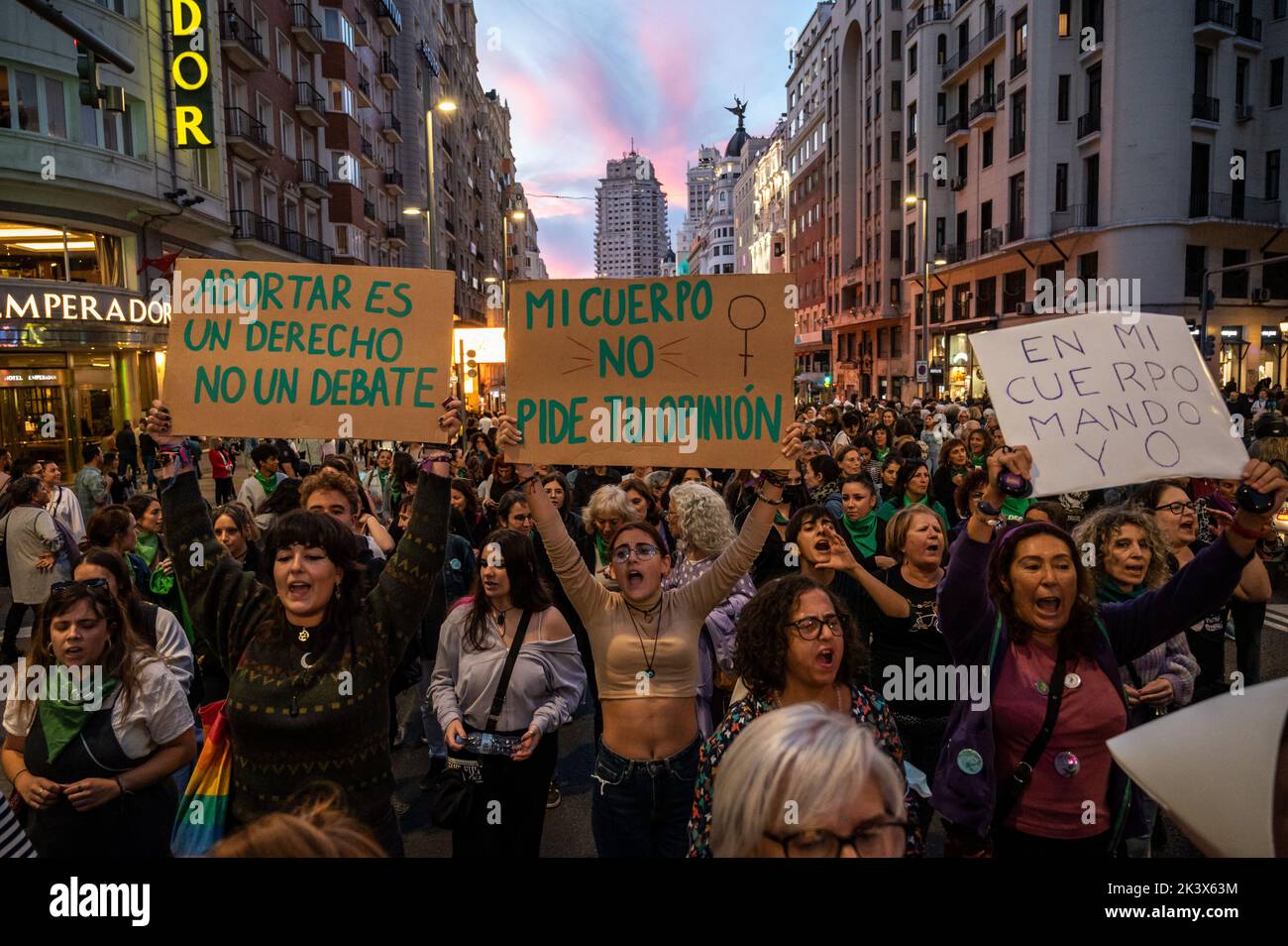 Madrid, Spanien. 28. September 2022. Madrid, Spanien. 28. September 2022. Frauen protestierten während einer Demonstration für den Internationalen Tag der sicheren Abtreibung. Jeden 28. September ruft die feministische Bewegung in vielen Teilen der Welt zu einem globalen Aktionstag für den Zugang zu legaler und sicherer Abtreibung auf. Quelle: Marcos del Mazo/Alamy Live News Stockfoto
