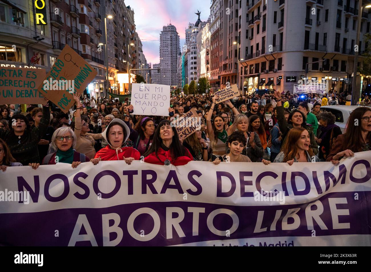 Madrid, Spanien. 28. September 2022. Madrid, Spanien. 28. September 2022. Frauen protestierten während einer Demonstration für den Internationalen Tag der sicheren Abtreibung. Jeden 28. September ruft die feministische Bewegung in vielen Teilen der Welt zu einem globalen Aktionstag für den Zugang zu legaler und sicherer Abtreibung auf. Quelle: Marcos del Mazo/Alamy Live News Stockfoto