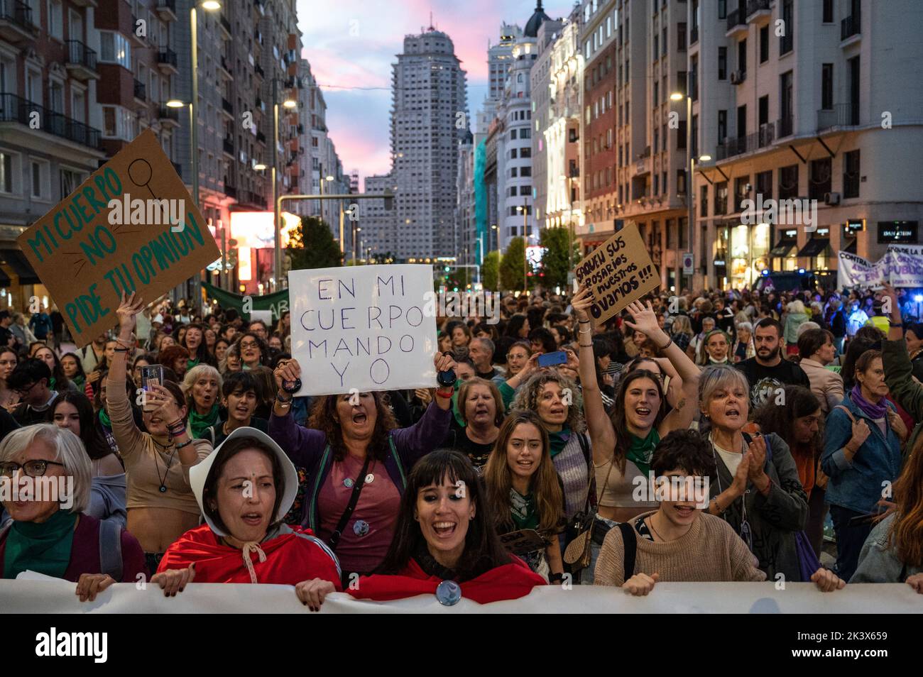 Madrid, Spanien. 28. September 2022. Madrid, Spanien. 28. September 2022. Frauen protestierten während einer Demonstration für den Internationalen Tag der sicheren Abtreibung. Jeden 28. September ruft die feministische Bewegung in vielen Teilen der Welt zu einem globalen Aktionstag für den Zugang zu legaler und sicherer Abtreibung auf. Quelle: Marcos del Mazo/Alamy Live News Stockfoto