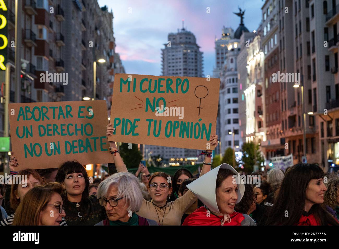 Madrid, Spanien. 28. September 2022. Madrid, Spanien. 28. September 2022. Frauen protestierten während einer Demonstration für den Internationalen Tag der sicheren Abtreibung. Jeden 28. September ruft die feministische Bewegung in vielen Teilen der Welt zu einem globalen Aktionstag für den Zugang zu legaler und sicherer Abtreibung auf. Quelle: Marcos del Mazo/Alamy Live News Stockfoto