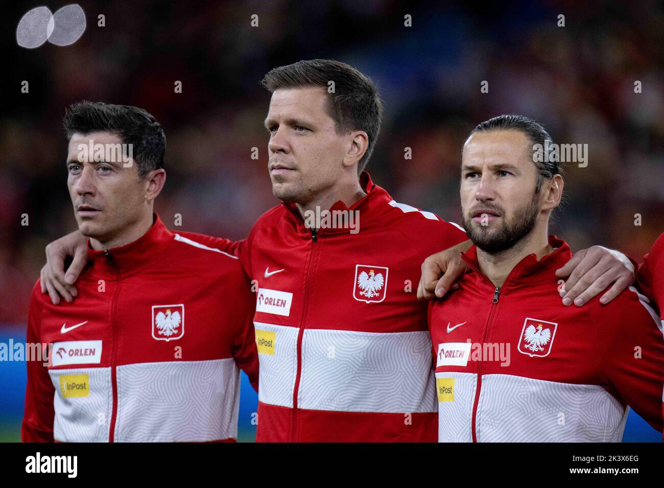 CARDIFF, WALES - 25. SEPTEMBER: Robert Lewandowski, Wojciech Szczesny und Grzegorz Krychowiak aus Polen sehen zu, wie die Nationalhymnen gespielt werden Stockfoto