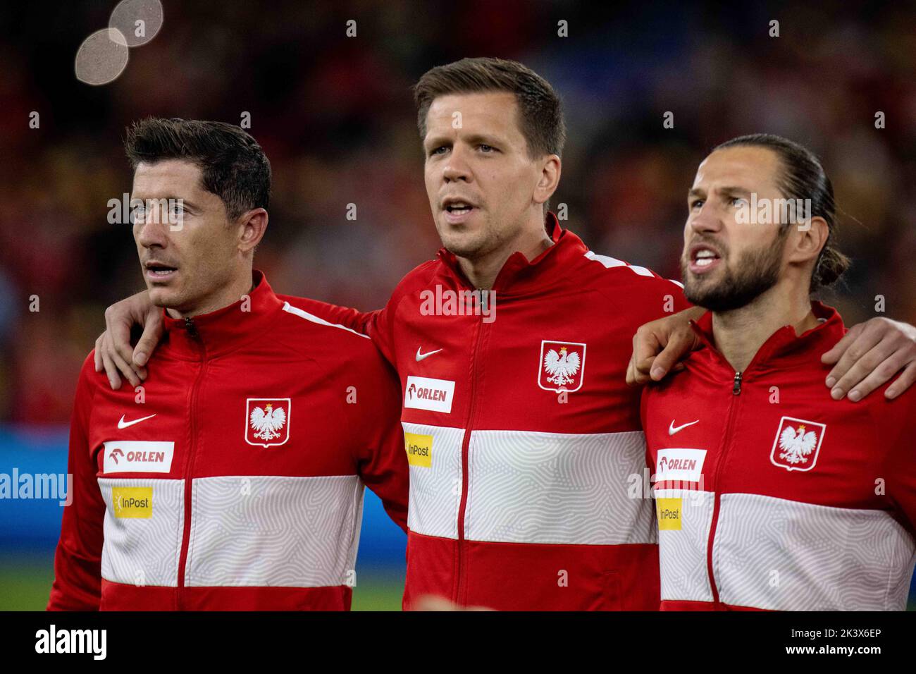 CARDIFF, WALES - 25. SEPTEMBER: Robert Lewandowski, Wojciech Szczesny und Grzegorz Krychowiak aus Polen singen während der UEFA Nations L Nationalhymnen Stockfoto