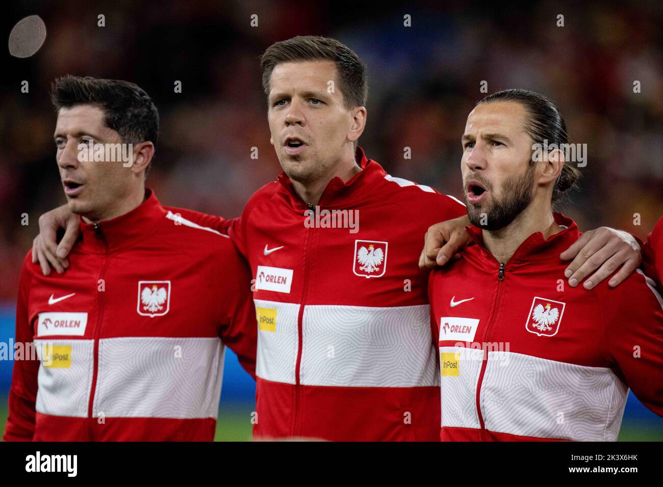 CARDIFF, WALES - 25. SEPTEMBER: Robert Lewandowski, Wojciech Szczesny und Grzegorz Krychowiak aus Polen singen während der UEFA Nations L Nationalhymnen Stockfoto