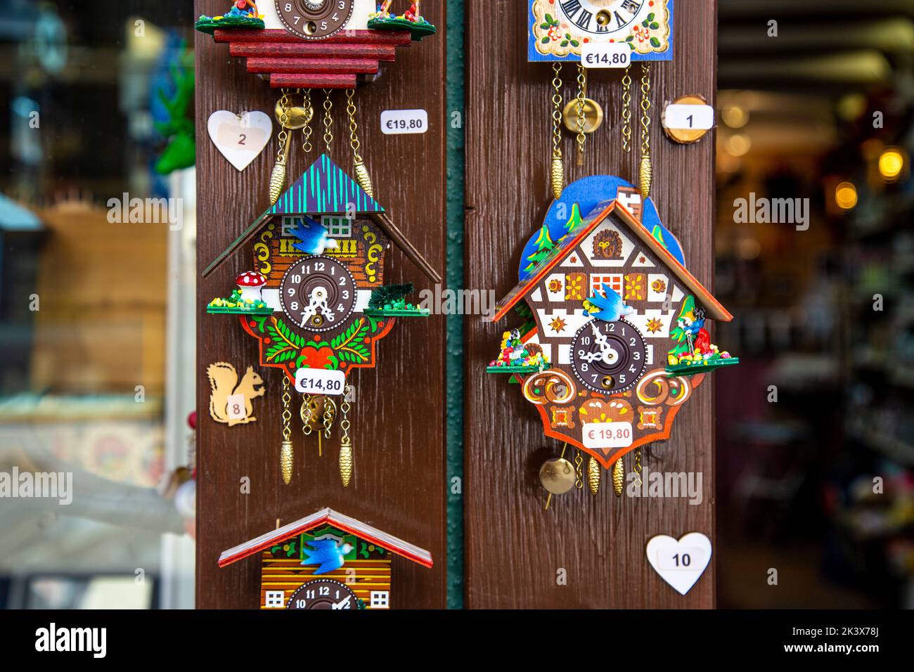 Kuckucksuhren im Chaletstil in einem Souvenirladen in Freiburg im Breisgau, Deutschland Stockfoto