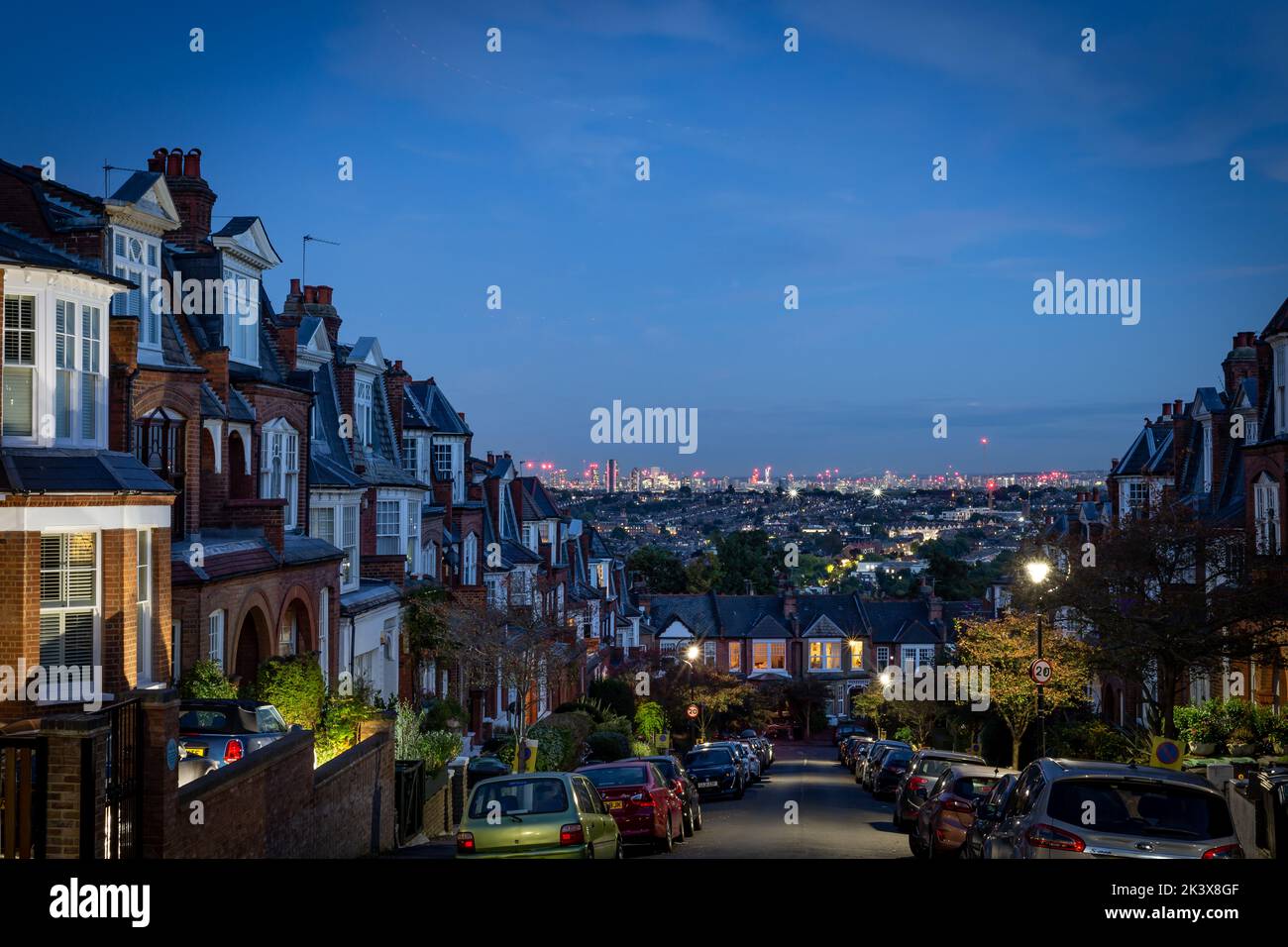 Ein Blick über London bei Nacht, der Reihenhäuser und die Skyline von London in Richtung City zeigt.Dies veranschaulicht den Wohnungsmarkt mit großer kreativer Wirkung Stockfoto