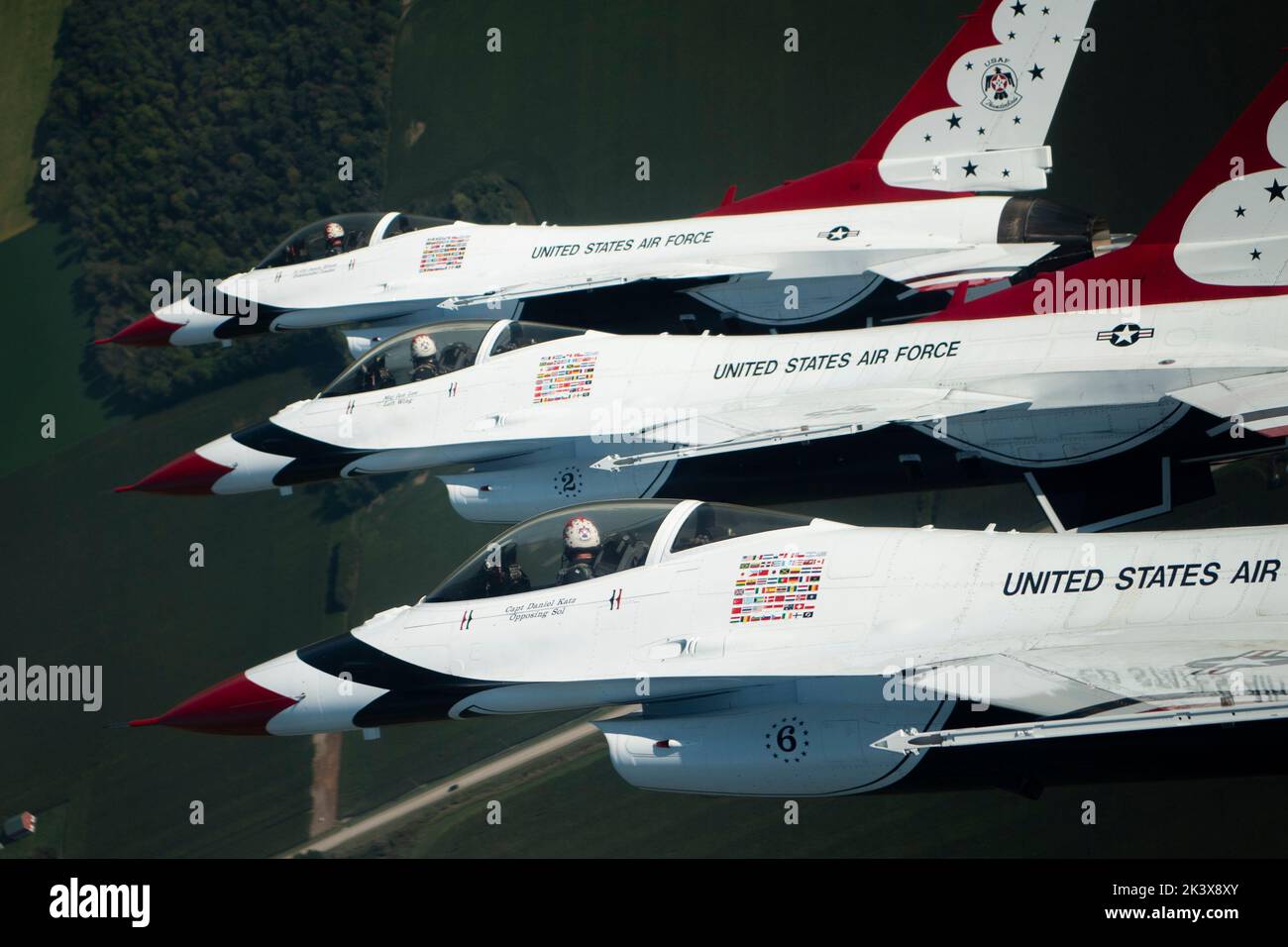 Das Air Force Air Demonstration Squadron der Vereinigten Staaten, bekannt als die Thunderbirds, treten für die Airshow London Skydrive in London, Ontario, am 9. September 2022 auf. Dies war die zweite Vorstellung der Thunderbirds in Kanada für die Saison 2022. (USA Foto der Luftwaffe von Staff Sgt. Andrew D. Sarver) Stockfoto