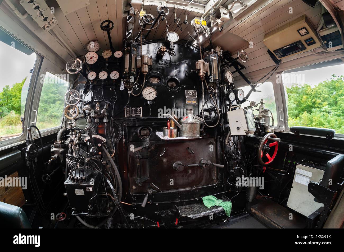Fahrerhaus einer alten Dampflokomotive mit moderner Zugsteuerung und PZB Stockfoto