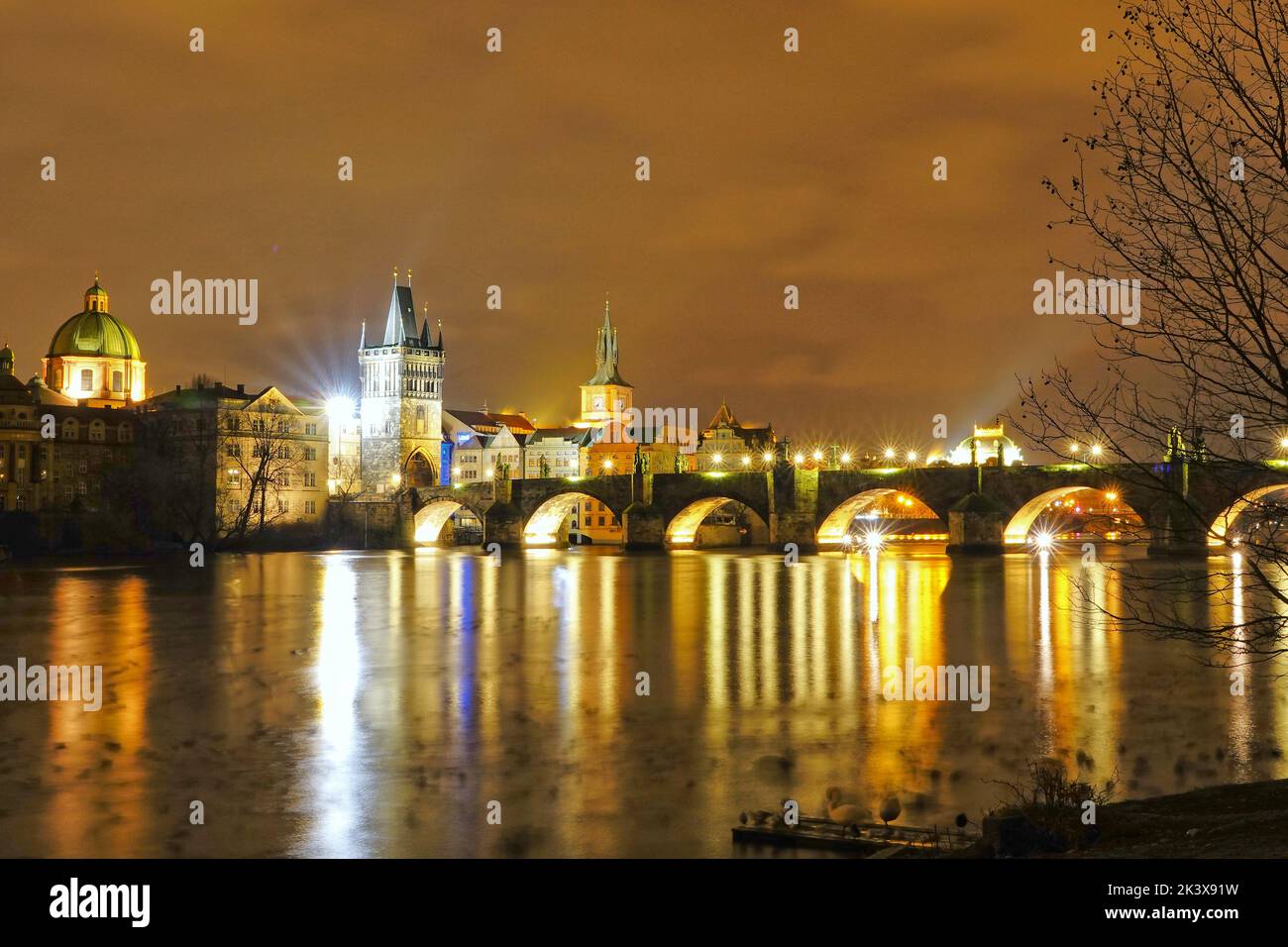 Karlsbrücke, Prag, Tschechische Republik, bei Nacht. Stockfoto
