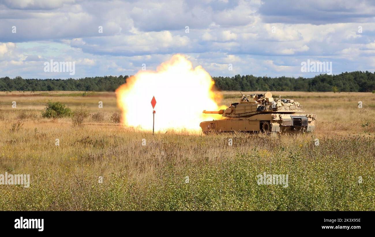 Truppen der US-Armee, die 3. Kampfteams der Panzerbrigade zugewiesen wurden, feuern 1. Kavalleriedivision die M1A2 SEPV3 Hauptkampfpanzer als Teil der Waffenqualifikation, 22. September 2022, auf dem Mielno Tank Range, Drawsko Pomorskie Training Area, Polen. Eine solche Ausbildung gewährleistet die Bereitschaft der Einheiten, kampfglaubwürdige Kräfte zur Unterstützung der NATO-Verbündeten und der regionalen Sicherheitspartner bereitzustellen. (USA Army Photo von Staff Sgt. Charles Porter) Stockfoto