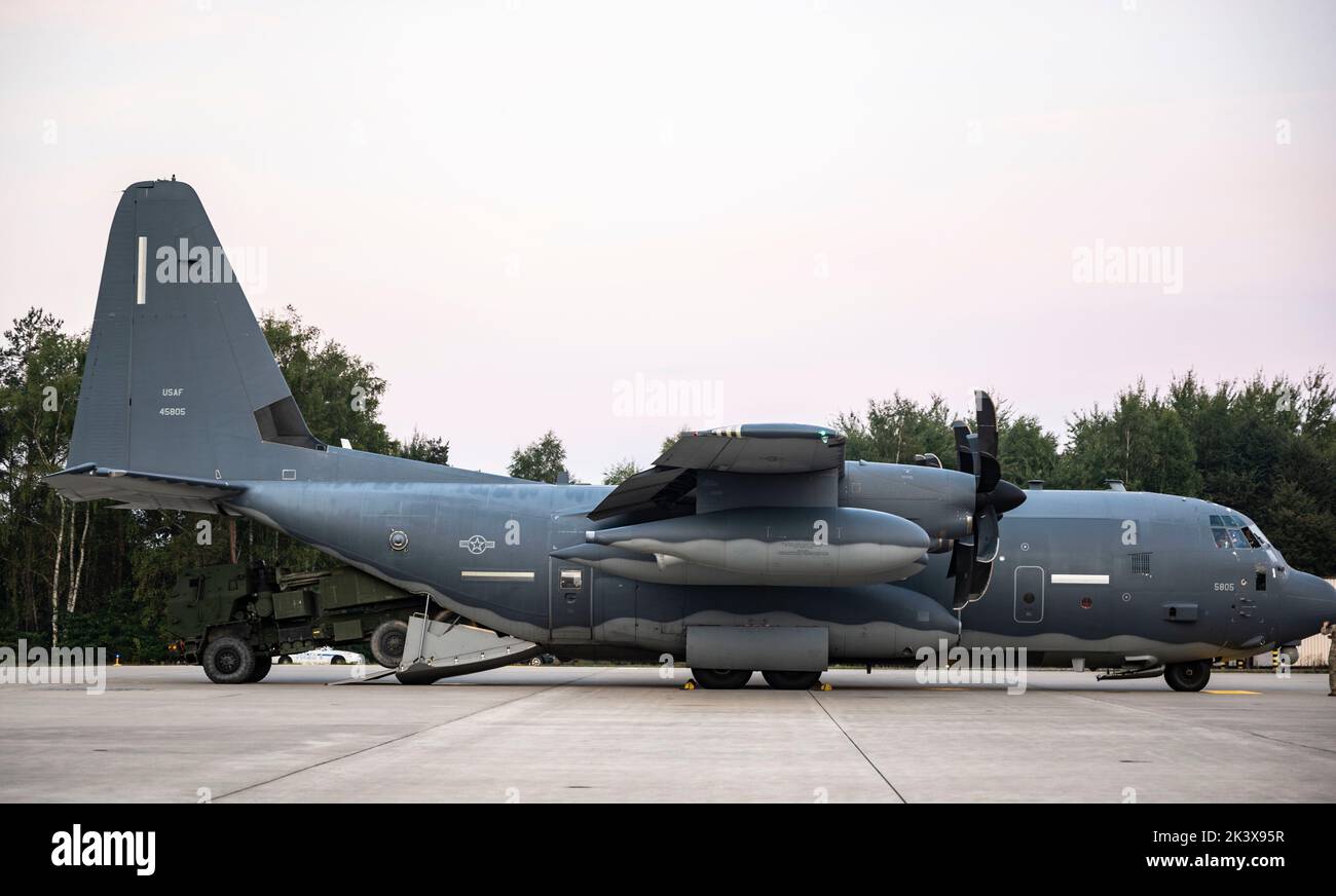 Ein M-142 High Mobility Artillery Rocket System (HIMARS), das dem 3. Bataillon der US-Armee, dem 321. Field Artillery Regiment, zugewiesen wurde, wird auf ein MC-130J Commando II geladen, das dem 352d Special Operations Wing zur Unterstützung der nationalen lettischen Übung NAMEJS, auf der Ramstein Air Base, Deutschland, am 26. September 2022, zugewiesen wurde. Während DER NAMEJS führten lettische und US-Soldaten eine HIMARS-Live-Feuerdemonstration durch. (USA Foto der Luftwaffe von Staff Sgt. Izabella Workman) Stockfoto