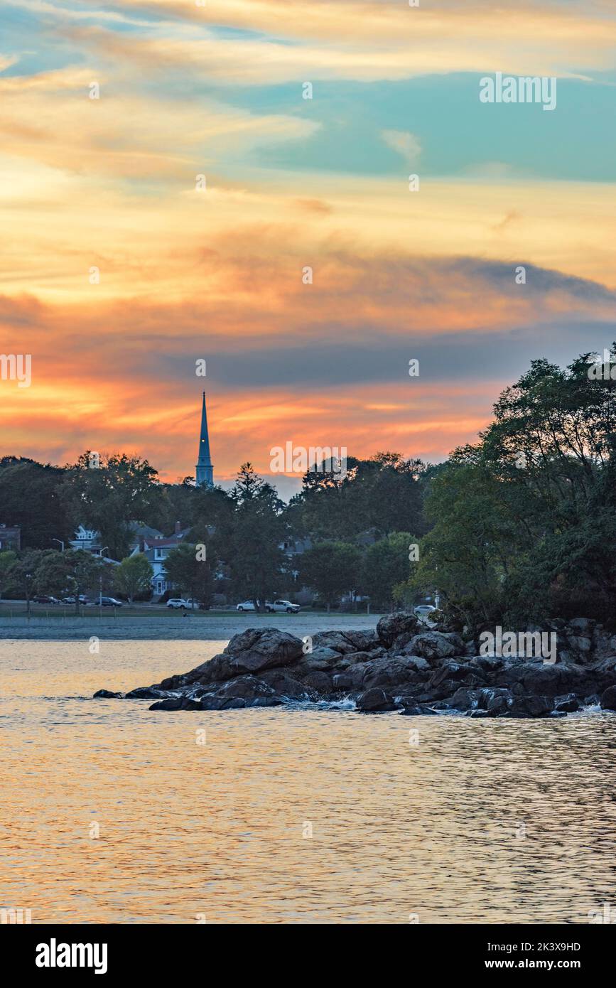 Farbenfroher Sonnenuntergang am Ocean Inlet mit Kirchturm Stockfoto