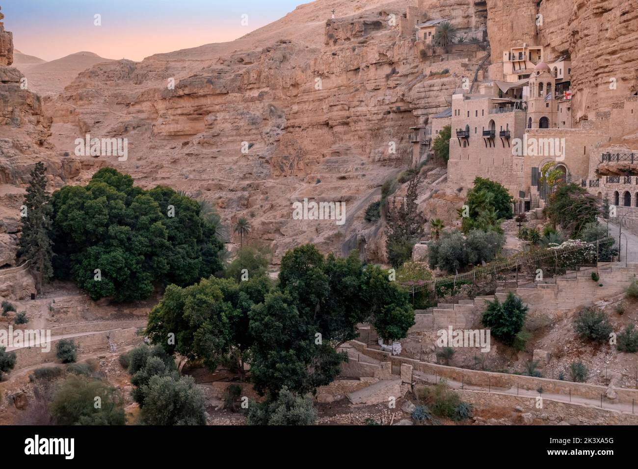 Das Kloster des heiligen Georg von Koziba, eingebettet in das üppige Tal der Wadi Qelt, Judäer- oder Judäer-Wüste in Israel Stockfoto