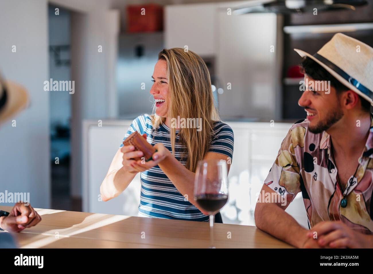 kaukasische Frau lacht laut, während sie mit Freunden Würfel spielt Stockfoto