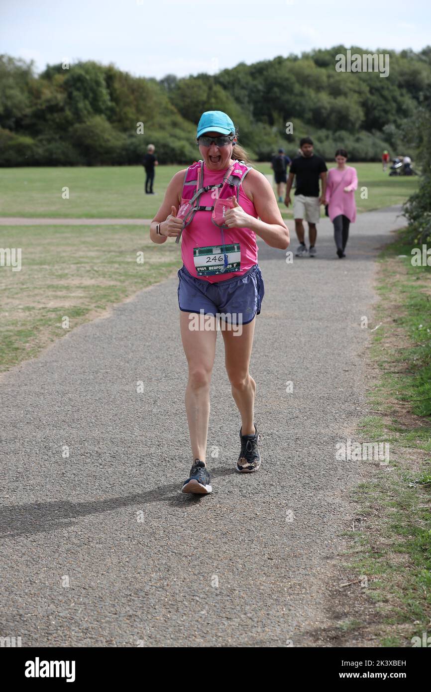 Anna Gilford ( Honey G ) absolvierte die 20 Meilen beim Bedford Running Festival Stockfoto