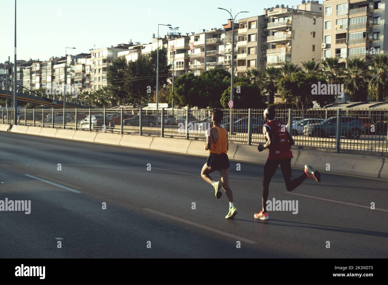 Izmir, Türkei - 11. September 2022: Der Wettkampfchamp ATAC Sezgin und der zweite des Wettkampfes Benard Cheruiyot in der halbmarat Stockfoto