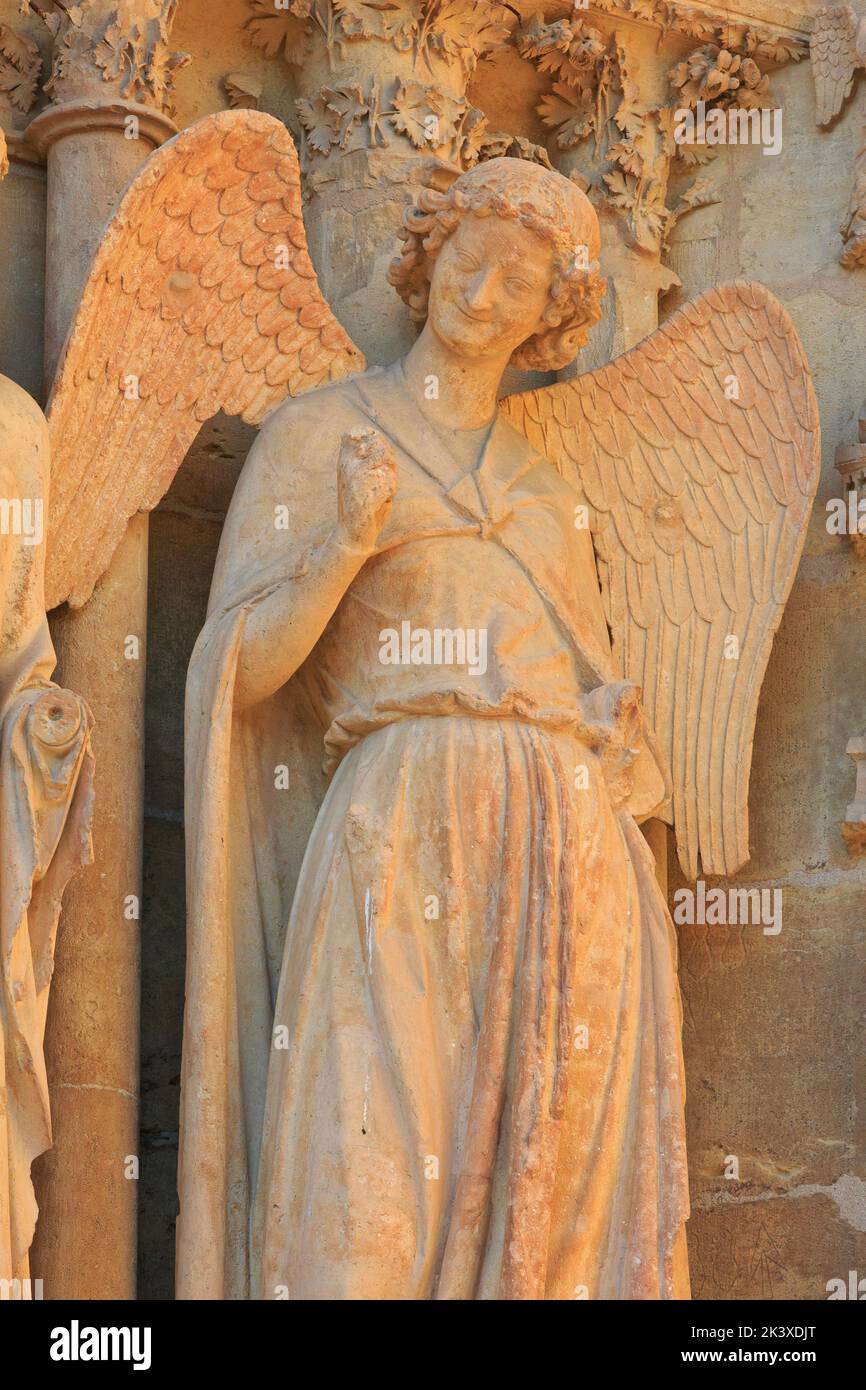 Der lächelnde Engel (Lächeln von Reims), geschnitzt zwischen 1236-1245, auf dem Nordportal der Westfassade der Kathedrale von Reims (Marne), Frankreich Stockfoto