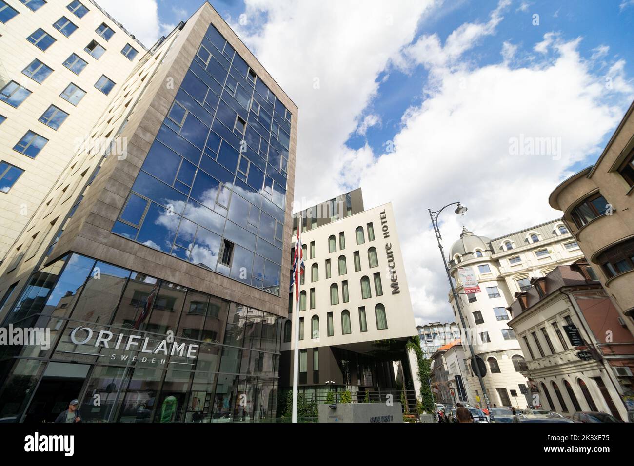 Bukarest, Rumänien - 22. September 2022: Das Bürogebäude George Enescu 11 und das 4-Sterne-Hotel Mercure Bucharest City Centre befinden sich in der George Enescu-Anlage Stockfoto