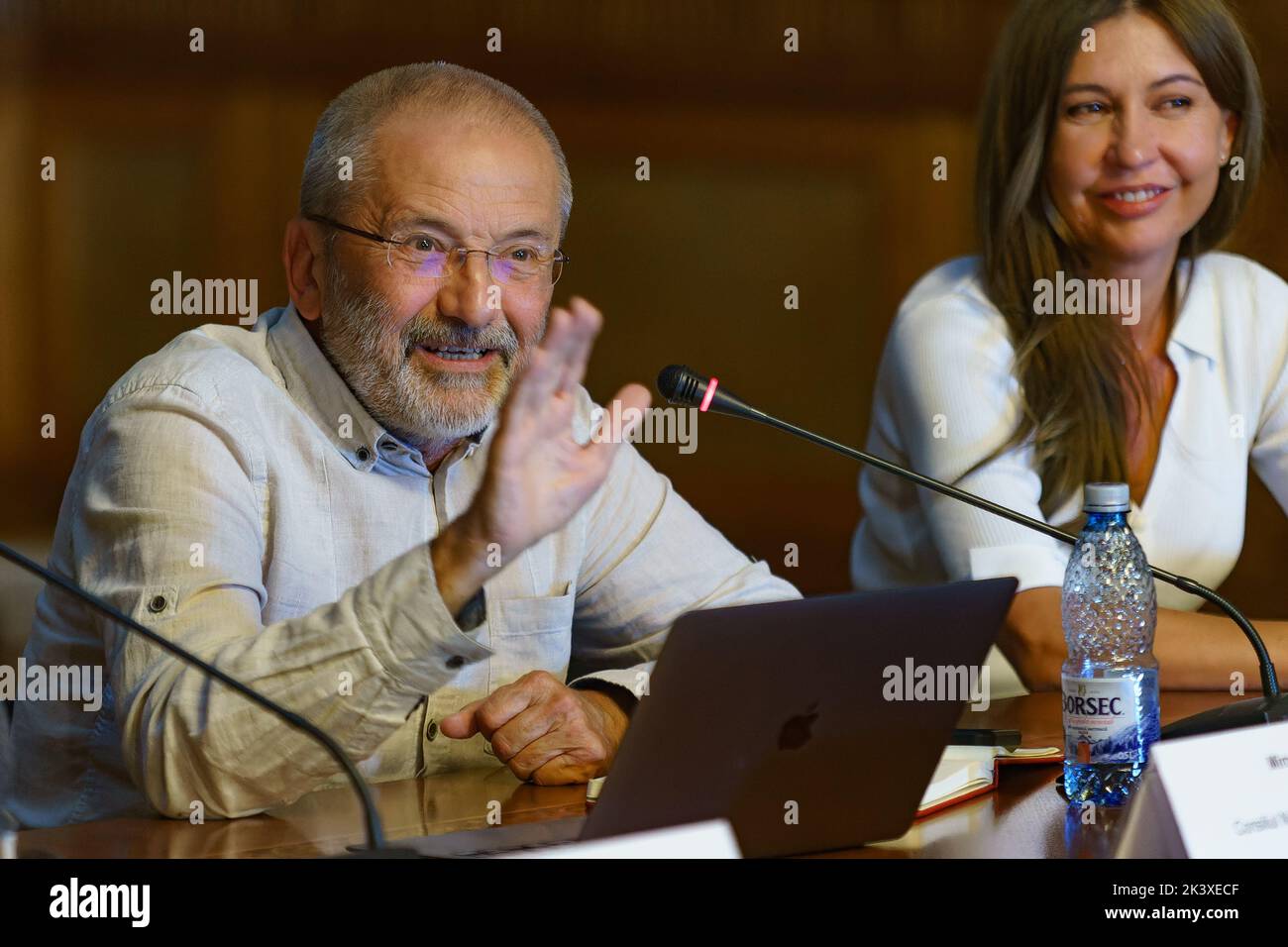 Bukarest, Rumänien – 20. September 2022: Mircea Toma, Mitglied des Nationalen Audiovisuellen Rates, spricht über die Frage der Medienfinanzierung durch Parteien in Stockfoto