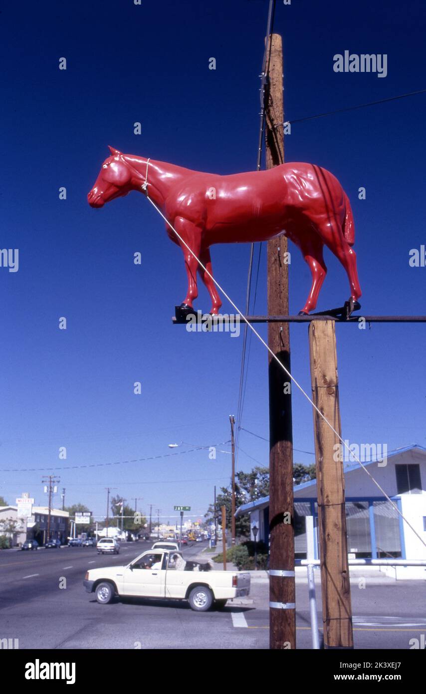 Stadtlandschaft mit rotem Pferd über der Straße in Bishop, CA Stockfoto
