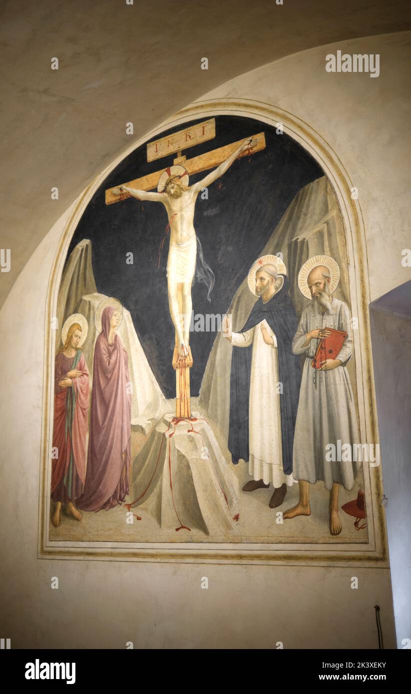 Kreuzigung mit der Jungfrau Maria Magdalena und dem Fresko St. Dominic von Fra Angelico in Zelle 25 im Museum San Marco in Florenz Italien Stockfoto